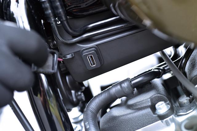 画像: 新設計ソフテイルフレームではハーネス類をメインチューブ内に収め、耐候性や見た目を良くしたが、利便性も考慮しUSB端子をネック部に設けた。
