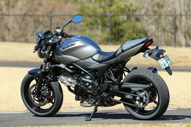 画像: 基本的なスタイルはスタンダードなSV650と大きく変わっているわけではないが、カウルやシート、そしてカラーリングを見直すことで大きくイメージが変わっている。