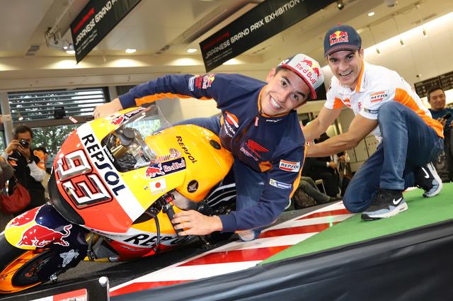 画像: ウェルカムプラザに展示されていた「誰でもMotoGP60度バンクマシン」になんとマルケスが! 明るく、いいノリのこの2人のコンビ、今シーズンが最後なんです……