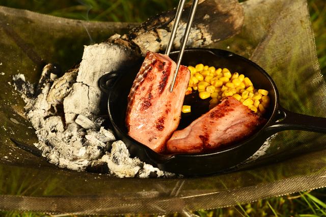 画像: ベーコンと缶詰のコーンをただ焼くだけ。味付けがいらない点もラク。これはビールが進みます。身体が冷えたらウイスキーのお湯割りもいいかも。