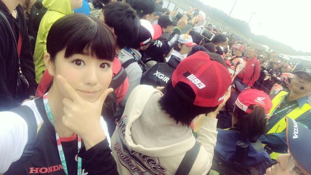 画像: 近くで撮る勇気も根気もない私はここで自撮りをして一緒に写ってみました! サインを書いているマルケス選手がいるのわかるかな?笑