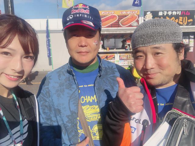 画像: お名前❥シモムラさん ワタナベさん お住い❥神奈川県 好きな選手❥マルケス選手 HONDAのロゴ入りパーカーを着て応援です♫