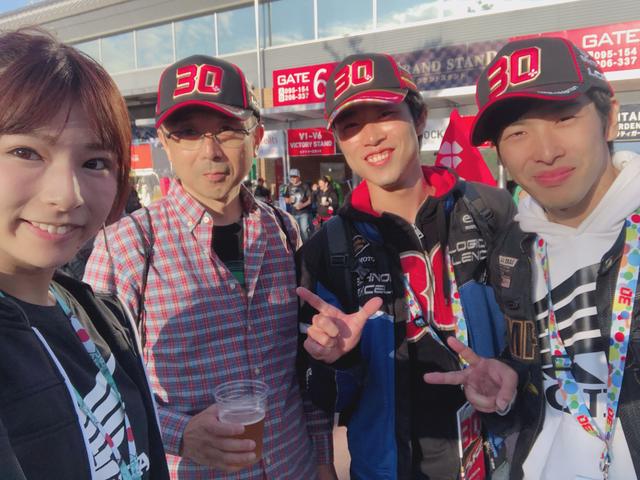 画像: お住い❥栃木県 お名前❥宮城父 宮城Jr シゲキさん 好きな選手❥中上選手 親子とお友達で観戦だそうです。とても仲良しで、中上さんグッズを身につけて応援していました♫