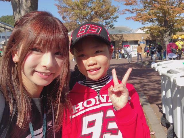 画像: お名前❥やくもちゃん お住い❥東京 好きな選手❥マルケス選手 金曜日からいらっしゃっていたそうです! 私達と同じ3日間参戦(`・ω・´)ゞ そして、マルケス選手に会って写真を撮ってもらったそうで、とても嬉しそうでした♫ 夫婦でバイク乗りだそうで、お父さんがバイクに興味を持ってもらいたくて連れてきたのですが、なんと本人はバイクは乗りたくないみたいです! マルケス選手へ❥頑張ってください。写真撮れて嬉しかったです♡