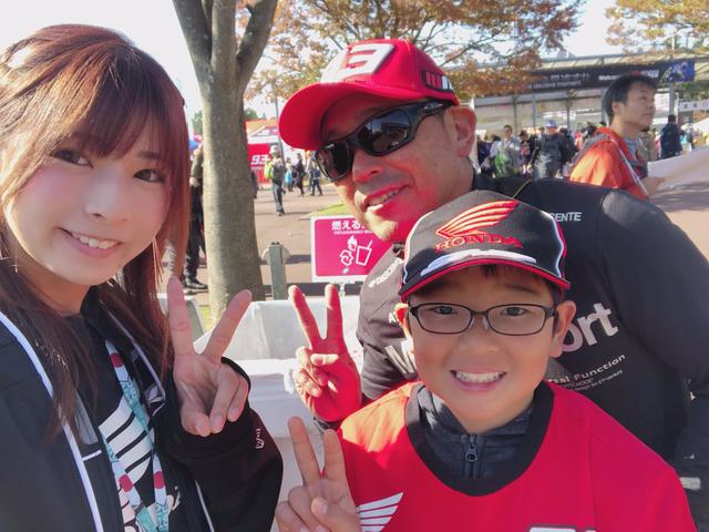 画像: お名前❥ゆうきさん お父さん お住い❥横浜 好きな選手❥マルケスさん ちょうどTシャツ帽子を着替えているところを突撃。 朝5時半に出発したそうです! ゆうきさんは将来バイク乗りたいとのこと♡ マルケス選手へメッセージ❥マルケス選手チャンピョンになってほしいです!!
