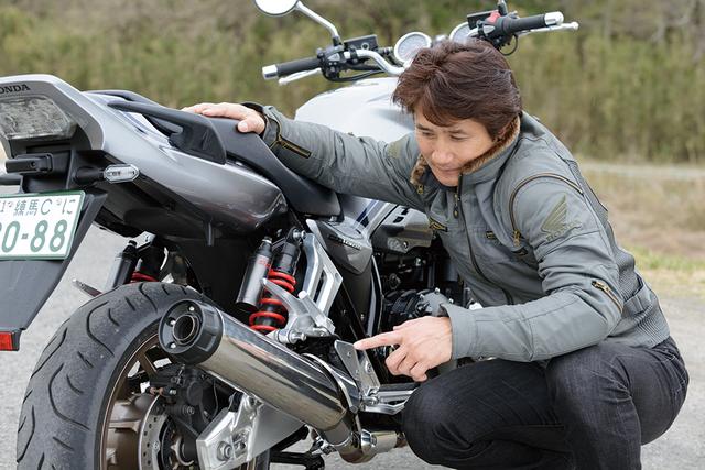 画像: パニアケース装着を想定して、小型化され取り付け角度が緩くなった新型マフラー。「新しいマフラーはとても音がいいですね。やる気にさせる音です」と伊藤さんもお気に入り。