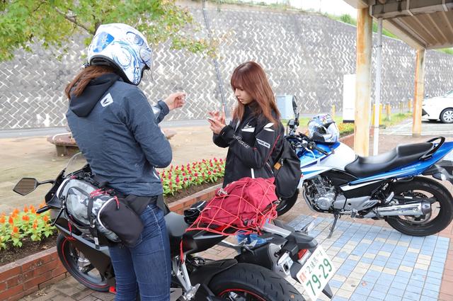 画像: わたしの乗っているCBR250RRには、持っているスマホホルダーが付けられないので、ランニング用の腕に巻くタイプのホルダーを付けてきました!