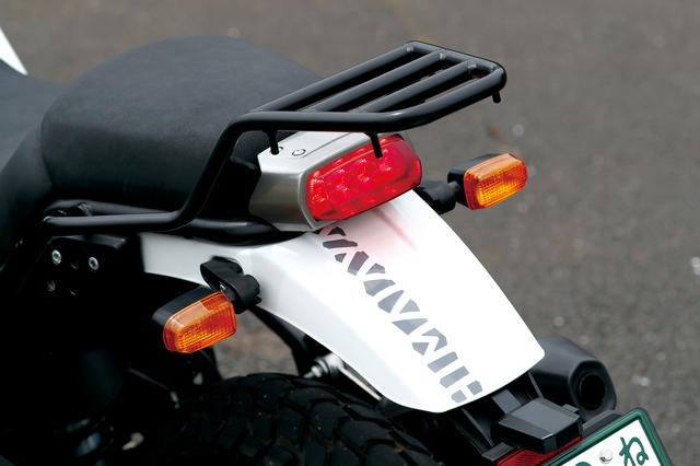 画像: テールランプはLED。ボディに入るタイヤパターン風デザインのグラフィックは、よく見ると「HIMALAYAN」という車名をかたどったもの。