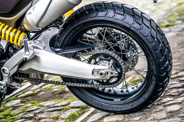 画像: 今回試乗した1100スペシャルのみ、スポークホイールを採用。リアタイヤはピレリ製MT 60 RS 180/55 ZR17を履く。ブロックタイヤでありながら峠道でも万能だ。