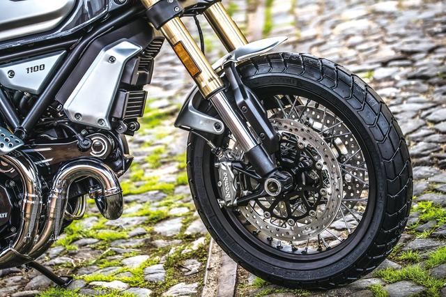 画像: ブレンボ製M4.32 4ピストンラジアルマウントモノブロックキャリパーに、320㎜径セミフローティング・ダブルディスクを装備。ボッシュ製コーナリングABS標準装備する。