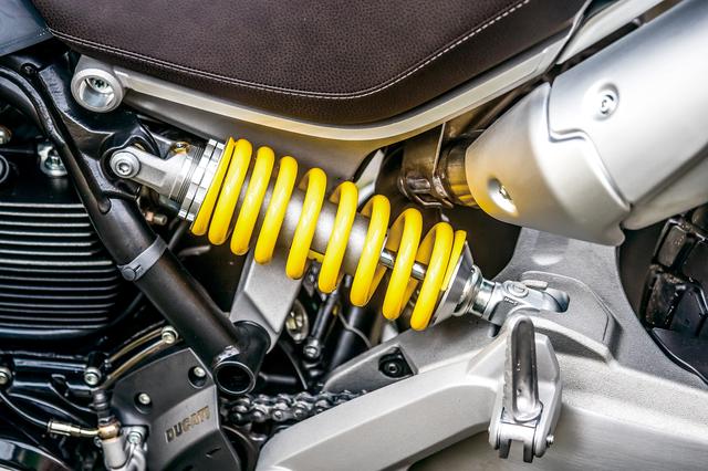 画像: スポーティさを感じさせるイエロースプリングのリアサスペンションはKYB製のプリロード/リバウンド調整機能付きモノショックだ。フロントはマルゾッキ製45φ倒立フォーク。
