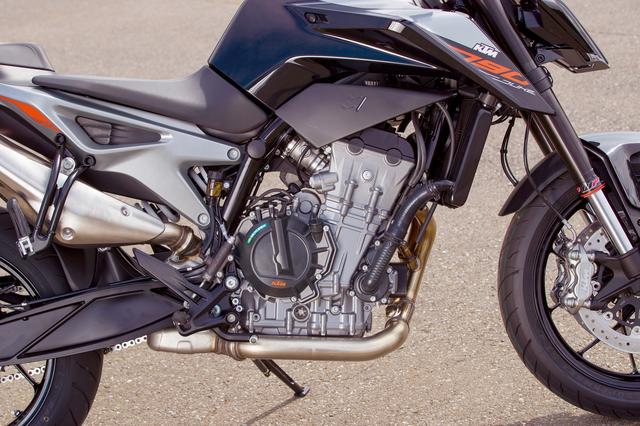 画像: KTMの伝統的なVツイン&トラリスパイプフレームではなく、バックボーン型のパイプフレームに、KTM初の並列2気筒エンジンを搭載。