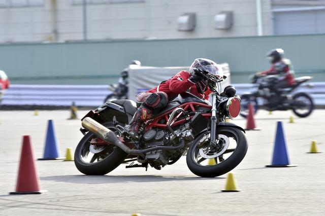 画像: レディース総合1位 本間君枝&VTR250(C1級) 1分45秒285