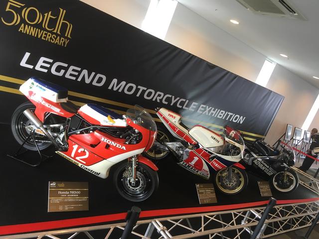 画像: 鈴鹿サーキット、ドライバーズサロン(パドック側レストランね)2Fに展示されているレジェンドマシン 左から82年に全日本で初優勝した故・木山さんのNR、84年に平さんが全日本V2を決めたYZR500(0W76)、奥が樋渡さんが89年に全日本を走ったRGV-Γ。Γ、カッコいいから↓こっちに単独のせちゃう^^