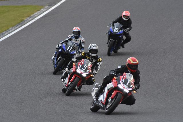 画像: 片山さんを追う八代さん、藤原さん、江崎さん。時空を超えたバトルです!