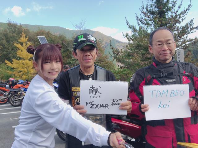 画像: お名前❥献さん(左) お住い❥静岡県 ライド集会の楽しみ❥ Shopping!ワッペンなどを集めること♡ライダー同士だと知らない方でもフレンドリーに話せるとのこと(๑˃̵ᴗ˂̵๑)RIDE集会は10回位参加しているそうで、ライドのベストが1着とBSTを2着持っているみたいです♫ . お名前❥Keiさん(右) 横浜から奥多摩湖に行ってきて、たまたま 小菅村のイベントへ通りかかりだったそうです! ここまでは2時間半で、ツーリングしようと思って家を出てきたそうです。 いつもは奥多摩湖→道志村まで行って帰宅コースのところ、小菅村へ寄ってくださいました♫