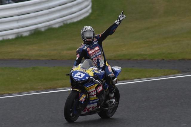 画像: 清成、2007年の最終戦MFJグランプリ以来の全日本優勝です! 嬉しさバクハツ!
