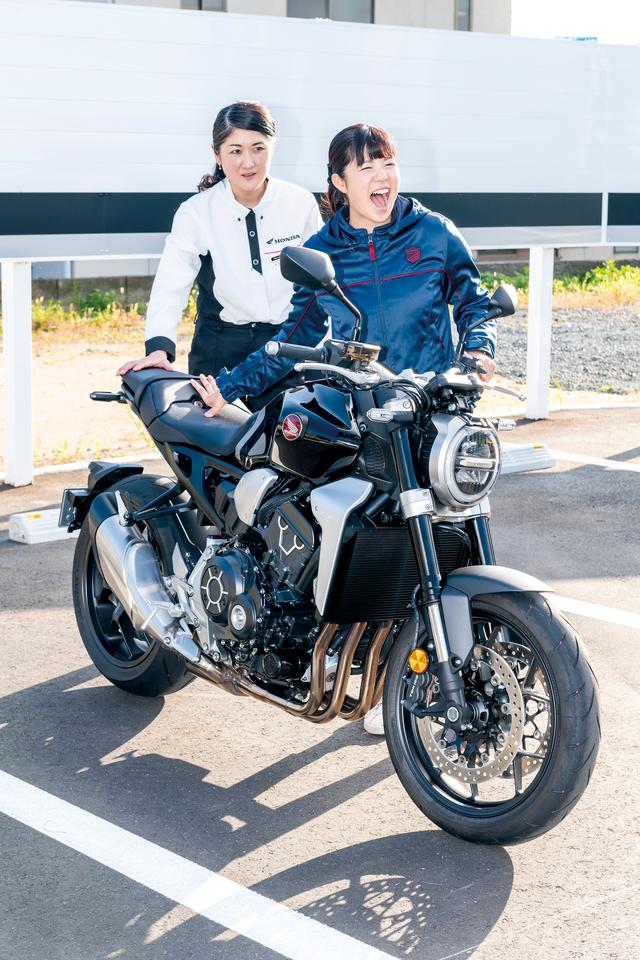 画像: 車輌の扱いに長けた添田店長に、広々とした駐車場を使って大型バイクの取り回しを教わることになった梅ちゃん。「左手でグリップをしっかり握り、右手は添えるだけ」とのアドバイスのもと、憧れの「右手をシートに添えてのバック」を見事に習得…できたかな!?