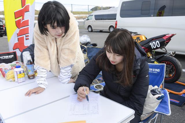 画像: 美環ちゃんも加わって仕上げ段階に。さおりんはチームPR文の作成で悩みまくっていました!