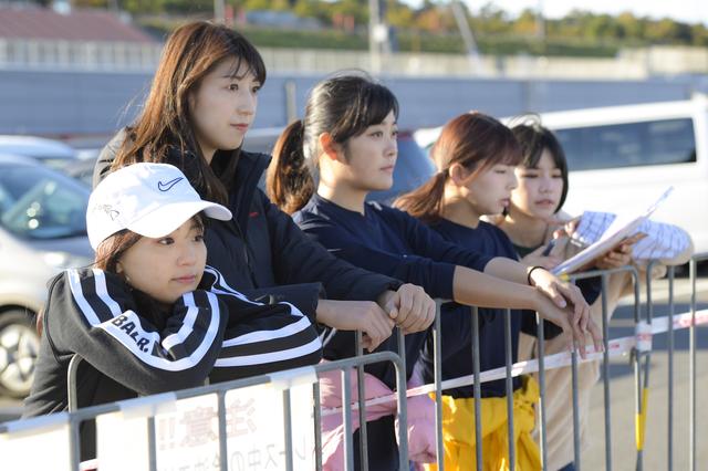 画像: 「DE耐!」といえば、ちょっと特殊な給油方式でお馴染み。初参加メンバーが多いので、17日決勝のレースを見学しながら、給油方法を学びました。この経験が本番で生きるか?