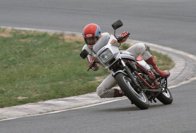画像: 昭和57年/1982年 HONDA VT250F ●水冷4ストV型2気筒DOHC4バルブ●248㏄●35PS/11000rpm●2.2㎏-m/10000rpm●149㎏(乾燥) ●12L●780㎜●100/90-16・110/80-18●39万9000円