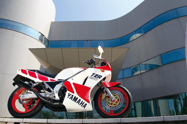 画像: 昭和60年/1985年 YAMAHA TZR250 ●水冷2スト並列2気筒ケースリードバルブ●249㏄●45ps/9500rpm ●3.5㎏-m/9000rpm●142㎏●16L●760㎜ ●100/80-17・120/80-17●54万9000円
