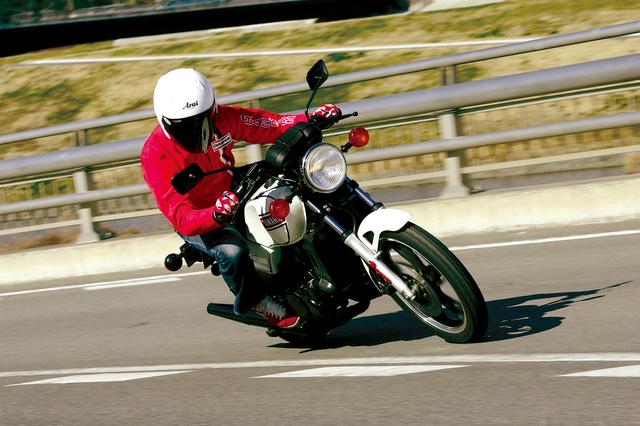 画像: 昭和55年/1980年 YAMAHA RZ250 ●水冷2スト並列2気筒ピストンリードバルブ●247㏄●35PS/8500rpm●3.0㎏-m/8000rpm ●139㎏(乾燥)●16L●790㎜●3.00-18・3.50-18●35万4000円