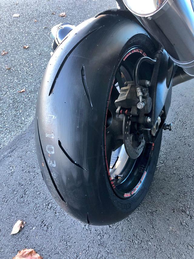 画像2: GSX-R750に新たに履かせたタイヤは…「DUNLOP α-13SP」です!