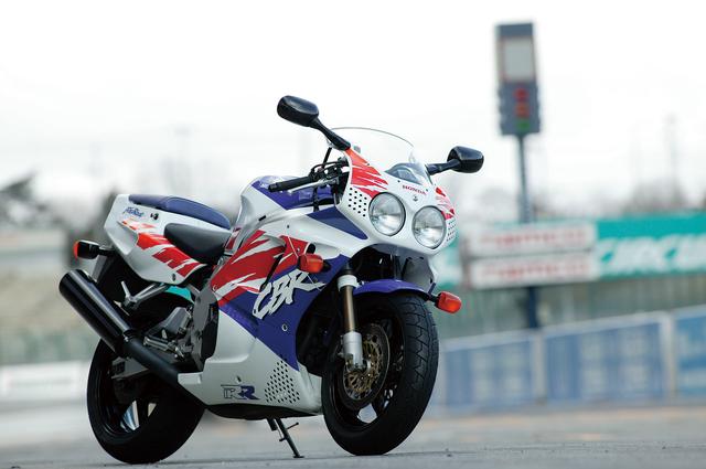画像: 初代CBR900RRは、レーサーレプリカブームが頂点に達した90年代初頭のCBR250RRやCBR400RRと統一されたイメージのフルカウルとカラーリングを纏っていた。