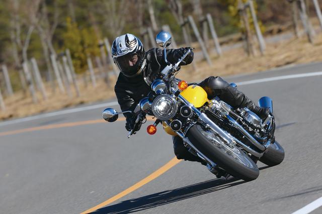 画像: 止めておいて眺めてももちろん美しいCB1100EXのクラシカルなネイキッドスタイルだが、この写真を見れば走っている姿がさらに魅力的に見えるのがよく分かるだろう。 HONDA CB1100EX 最高出力:90PS/7500rpm 最大トルク:9.3㎏-m/5500rpm 価格:133万8120円 発売:2017年1月20日