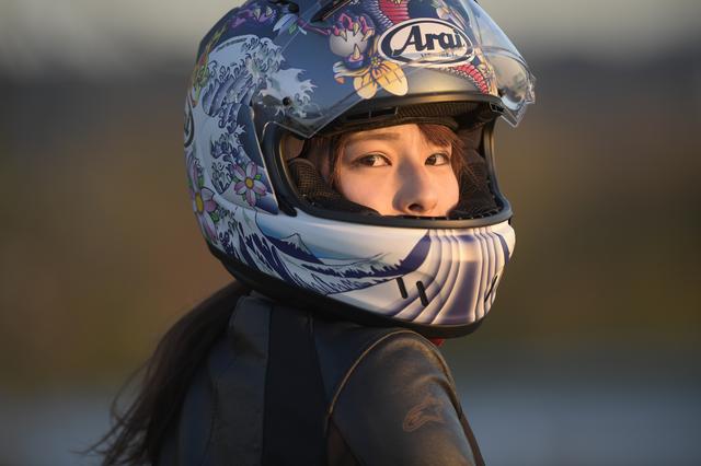 画像: ヘルメットも素敵でしょ♡ 私は、バイク用品は派手な色と柄が好き。 写真で見てもかっこいいですが、実際に見るともっとかっこいいですよ。 私はこのデザイン、とても気に入って使っています!! バイクに乗るとき身につけるのもお気に入りの物だと倍楽しくなる気がします。