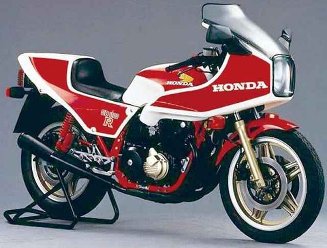 画像: CB100R 1981年 空冷CBの集大成にして究極のフラッグシップ。1981年、レース出場を前提としたスペシャルモデルとしてデビュー、その後1984年まで限定生産された。鍛造ピストンを採用する手組みのエンジンやアルミタンク、FRPカウルなど、当時最高峰のパーツを使用していた。