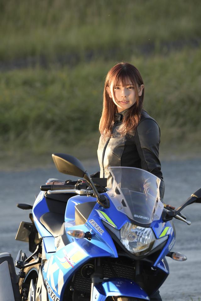 画像: 夕日を浴びると、GSX250Rのブルーはキレイに輝きます。この色合いも、好きなんです。