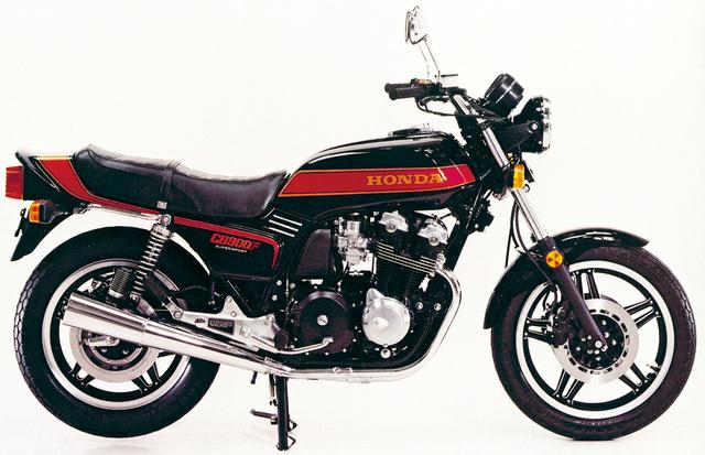 画像: CB900F 1978年 「無敵艦隊」と称された耐久レーサー、RCB1000のテクノロジーを投入し、最強・最速のスーパースポーツとしてデビューした1970年代を代表する空冷CBのフラッグシップ。フレディ・スペンサーがAMAスーパーバイクを席巻したときのマシンでもある。
