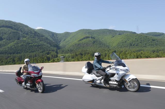 画像: 左:HONDA Gold Wing Tour Dual Clutch Transmission<AIRBAG> 最高出力:126PS/5500rpm 最大トルク:17.3㎏-m/4500rpm 税込価格:331万5600円 右:HONDA Gold Wing Tour 最高出力:126PS/5500rpm 最大トルク:17.3㎏-m/4500rpm 税込価格:295万9200円(パールグレアホワイト)