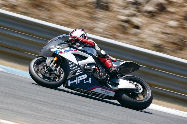 画像: BMWが発表した超ド級マシン、HP4 RACEがいよいよ発売となる。フレームと前後ホイールにカーボンを採用するなど、最新素材とテクノロジーを惜しみなく投入した、文字通りのスーパーマシンで、発表された1000万円という価格も超ド級。果たしてその実力はどうなのか、ポルトガルでの試乗レポートを見ていこう。