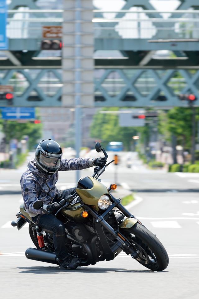 画像: 車体とライダーとのフィット感の高さがスポーティな走りを生み出している
