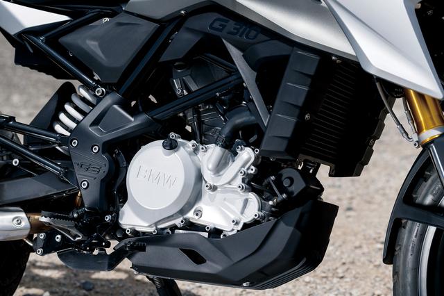画像: 313㏄水冷DOHC4バルブはシリンダーが後傾し、前方吸気、後方排気とされる。クランクケースは上下分割で、合い面のクランク軸後方にはミッションの2軸と、クランク軸の前方にバランサー軸が置かれる。