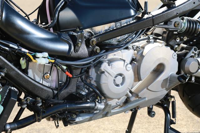 画像: 550㏄の水冷並列2気筒エンジンは、DOHC4バルブヘッドを備え最高出力53.5PSを発揮。270度クランクの採用による優れたトラクション性能、振動を低減する2軸バランサーの内蔵など贅沢な造りが光る。