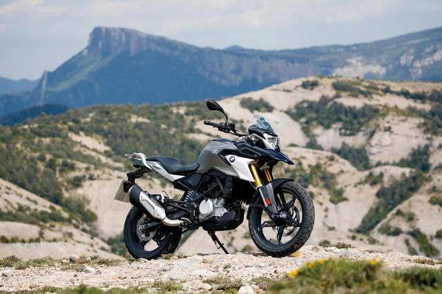 画像: スタイリングはBMWのGSシリーズそのもの。G310RがS1000Rを髣髴とさせるのとは対照的に、車体の基本を同じまま、見事に特徴が表現されている。見た目にもRよりも一回り大きい車格を感じさせる。