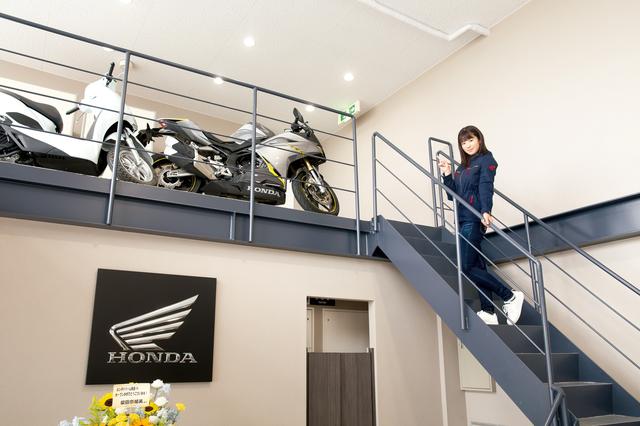 画像: 2階建ての店舗は、1階のメイン部分が吹き抜けになった明るい雰囲気。1階はカテゴリーごとに5つのセグメントに分けて新車を展示。2階ではホンダドリーム独自の厳しい点検整備審査をクリアした認定保証中古車を展示している。