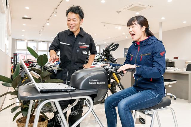 画像: ホンダドリームでは二輪車安全運転教育機器の「ライディングトレーナー」を無料体験できます。さまざまな走行シチュエーションで事故が起こりやすい場面を疑似体験でき、運転中に気をつけるべき点がデータとして出てくるからすごく勉強になりました!