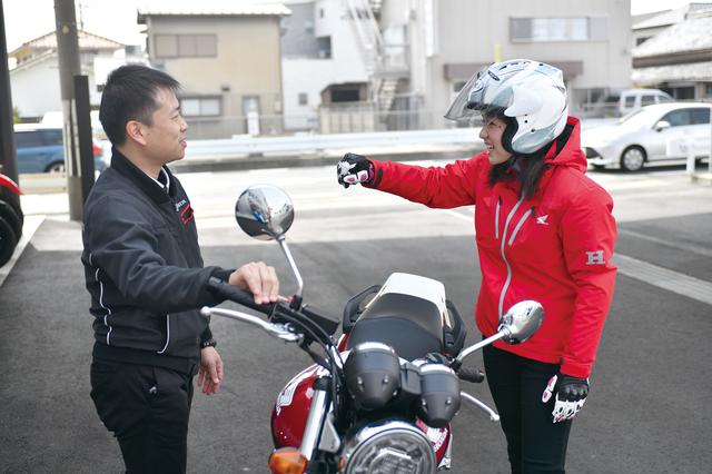 画像: 「せっかくだから乗っちゃおう!」と梅ちゃんも試乗にトライ。この日、試乗車デビューをしたCB1000Rや、CBR250RR、REBELなど数多くの人気車がある中、梅ちゃんが選んだのはCB400SF。この日も自分のCB400SFで来店したのに、ホントに好きなんだねぇ。試乗後は宇美店長と新しいCBの「ここが良い!」「あそこが変わってる!」トークを繰り広げておりました。