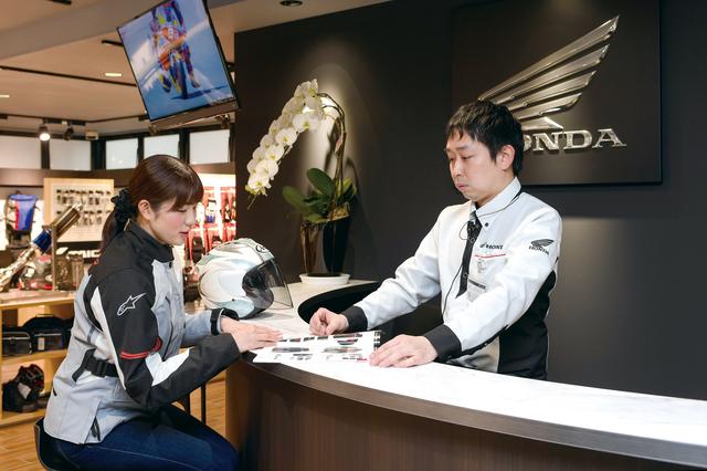画像: 川崎宮前はとにかく大きなお店。2階にもカウンターがあるから、ウエアとかパーツとかすぐに欲しいものに相談、対応してもらえるのは嬉しいですね!
