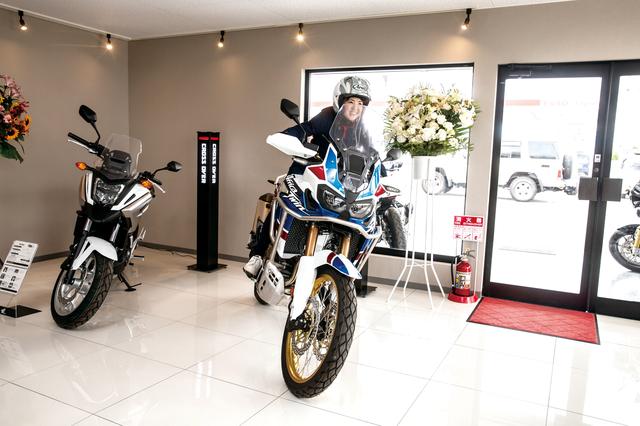 画像: 愛車のCB400SFで、ツーリングに、お仕事にと、どんどん行動範囲を広げている「梅ちゃん」こと、梅本まどかが、日本全国のホンダドリームを旅する企画。今回は、千葉県東金市に先日オープンした新店舗にやってきました!