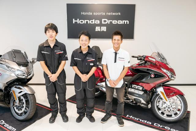 画像: 38歳の下村店長(中央)が最年長と、ホンダドリーム長岡のスタッフさんは20代が中心の若手ぞろい!「つねに笑顔でご挨拶を心がけています」とのことで、なごやかな空気が流れるお店です。