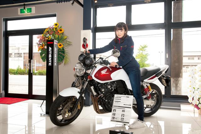 画像: CB400 SUPER FOUR 新色のキャンディークロモスフィアレッド メーカー希望小売価格85万8600円(消費税込み)の場合