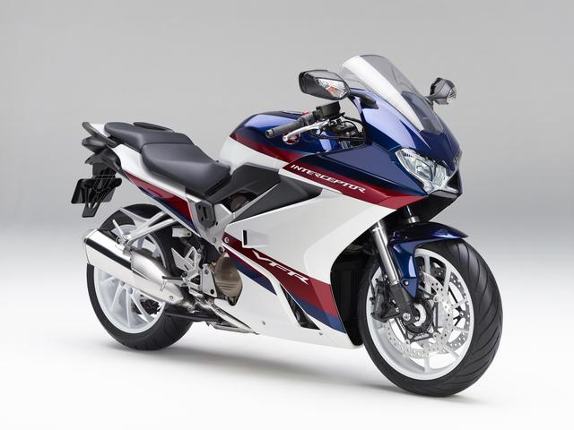 画像: VFR800F(新色・パールグレアホワイト(〔ストライプ〕)■149万4,720円(2019年3月8日発売予定)