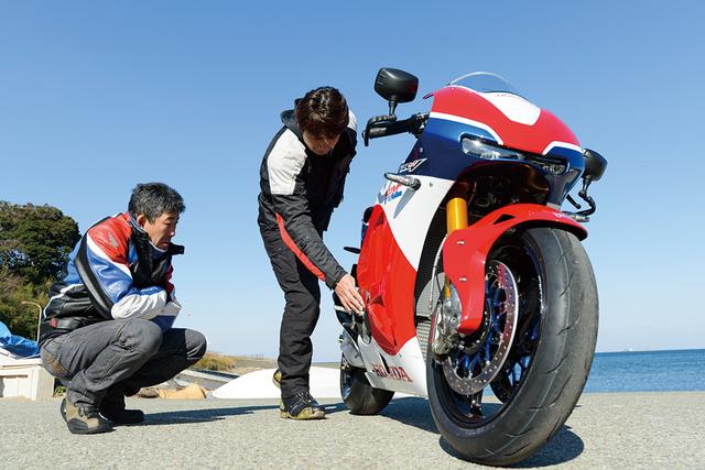 画像: 走行の合間の休憩時間には、車体の各部についても議論を交わしていた2人。上下前後に調整可能なステップについては、岡田さんはスタンダードでOK。伊藤さんはちょっと前にしたいとの希望が。