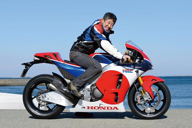 画像: 「こんなバックステップのバイクに乗るの超久しぶりだね」と笑う岡田さん。前傾ポジションにもすぐに慣れ、長時間乗っても首やお尻が痛くならないことに、かなり感心していた様子。